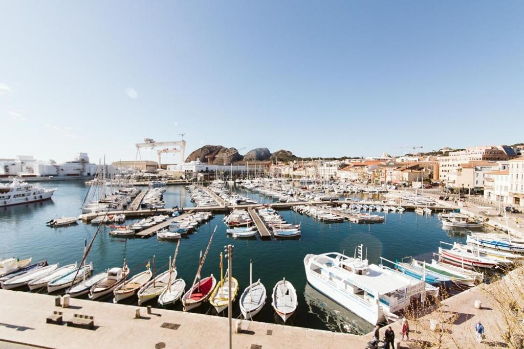 un groupe de bateaux est amarré dans un port dans l'établissement T2 Magnifique vue sur le vieux port première ligne, à La Ciotat