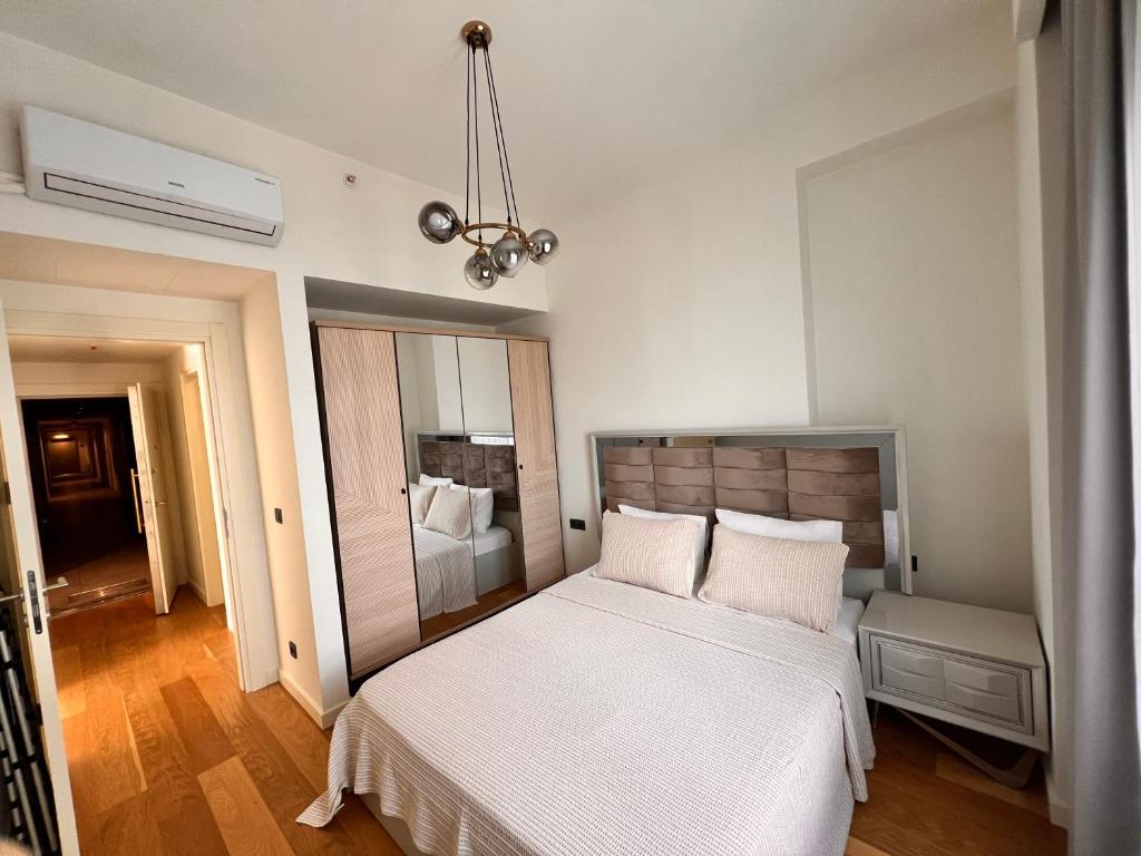 Postel nebo postele na pokoji v ubytování Divan Residence - Güneşli Near Ataköy Metro Station