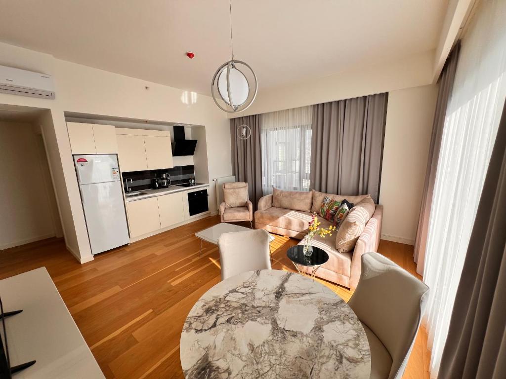 Kuchyň nebo kuchyňský kout v ubytování Divan Residence - Güneşli Near Ataköy Metro Station