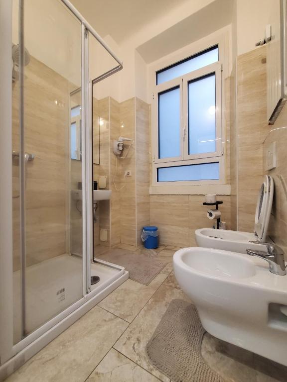 łazienka z prysznicem, toaletą i umywalką w obiekcie Hotel Emmy w Mediolanie