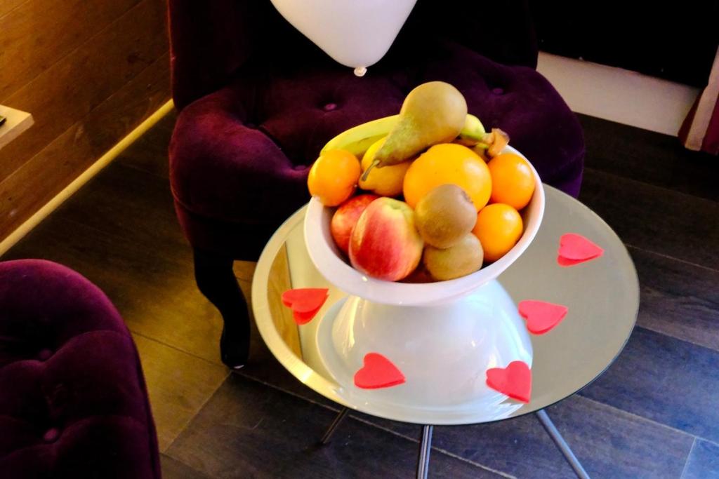 - un bol de fruits sur une assiette dans l'établissement Rouen centre - Welcome to Romain, à Rouen