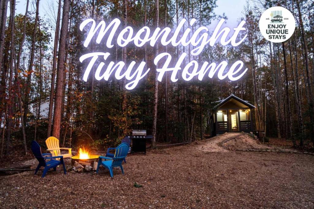 a table and chairs around a camp fire in the woods at Moonlight at Mentone with Free Internet in Menlo