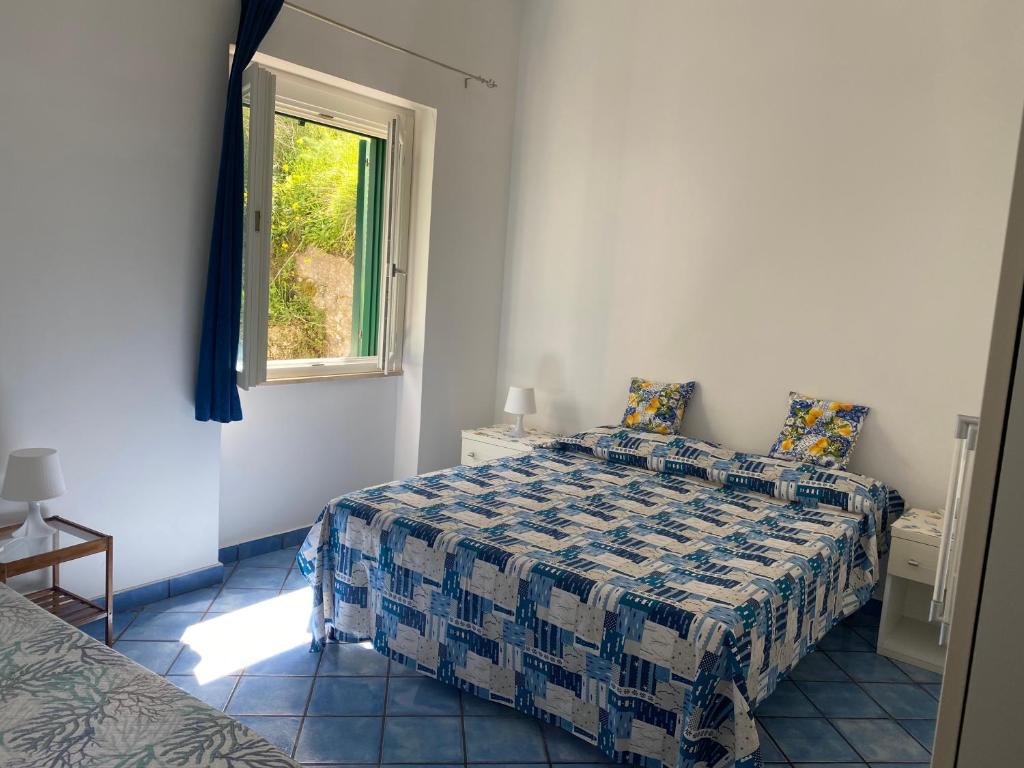 Postel nebo postele na pokoji v ubytování Ponzamania Appartamenti Ponza ,,Blumarine''