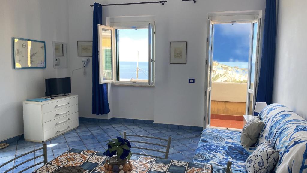 TV a/nebo společenská místnost v ubytování Ponzamania Appartamenti Ponza ,,Blumarine''