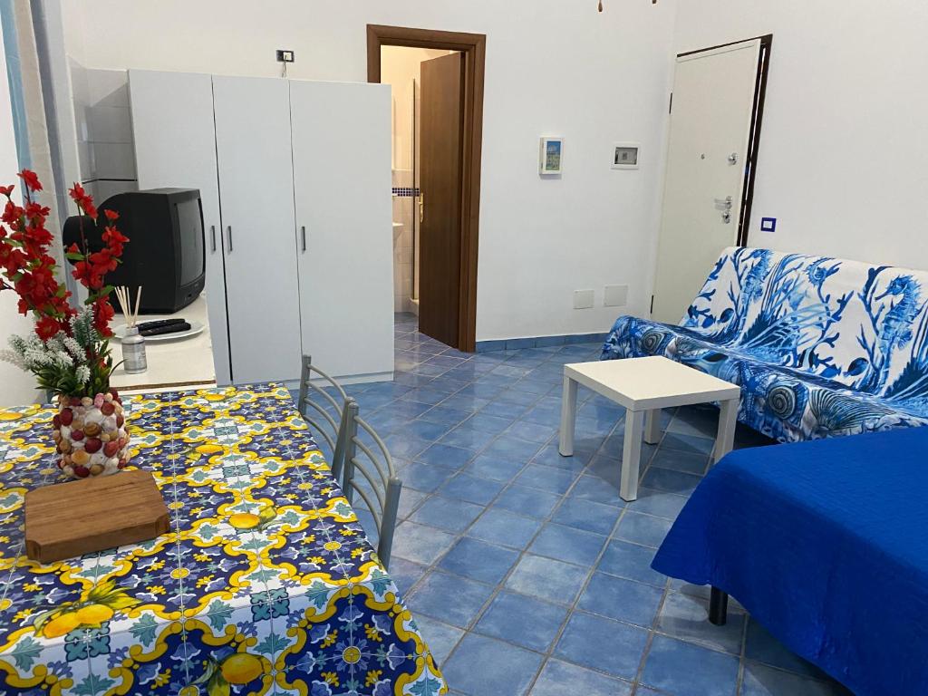 TV a/nebo společenská místnost v ubytování Ponzamania Appartamenti Ponza ,,Blumarine''