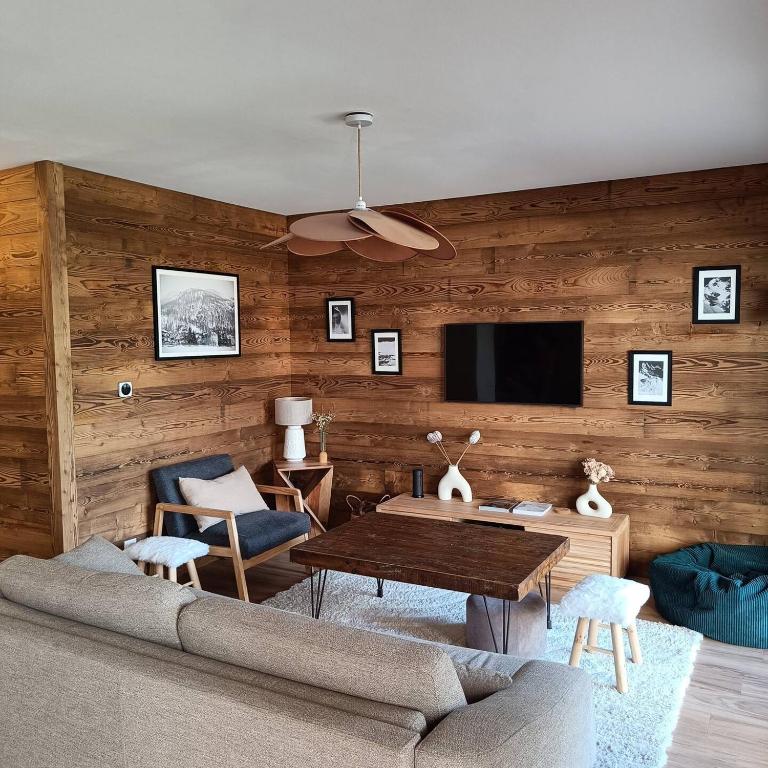 un salon avec un canapé et une table dans l'établissement Le Polaris à 7mn à pieds des pistes - 100m2 garage, au Monêtier-les-Bains