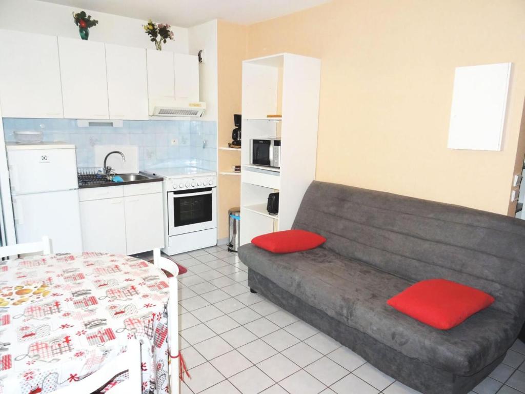 un salon avec un canapé et une cuisine dans l'établissement Résidence L'accueil Sainte Germaine - Idéalement situé au centre ville d'Aix-les-Bains ! MAE-4264, à Aix-les-Bains