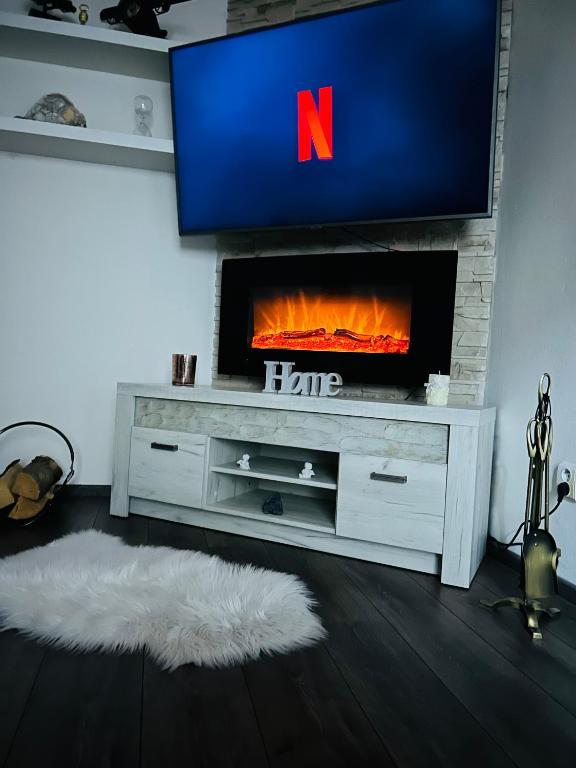 TV a/nebo společenská místnost v ubytování Apartment under the High Tatras