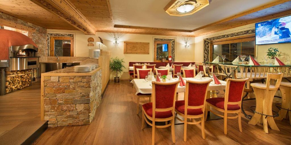 TV a/nebo společenská místnost v ubytování Hotel Duc De Rohan