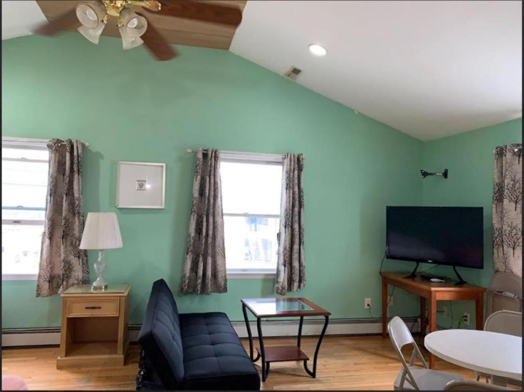 TV a/nebo společenská místnost v ubytování Sunshine Motel