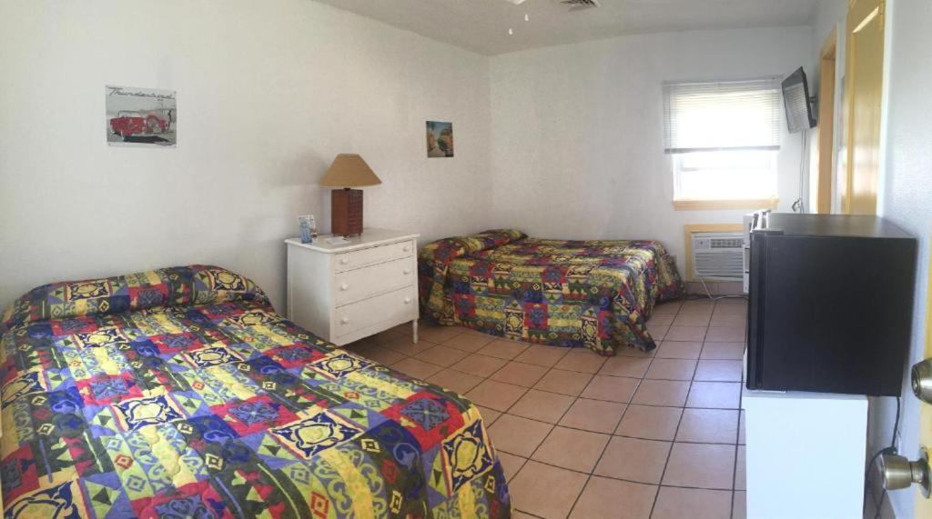 Postel nebo postele na pokoji v ubytování Sunshine Motel