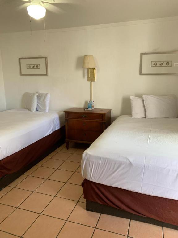 Postel nebo postele na pokoji v ubytování Sunshine Motel