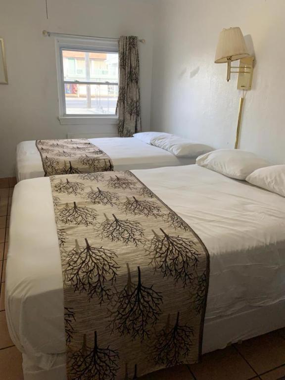 Postel nebo postele na pokoji v ubytování Sunshine Motel