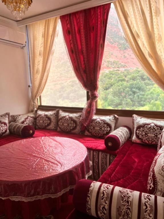 Una habitación con dos camas y una gran ventana. en Dar Igri, en Ourika