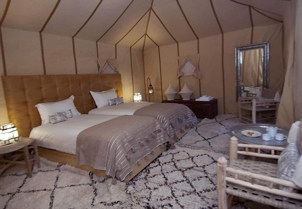 Postel nebo postele na pokoji v ubytování Merzouga Guest Camp