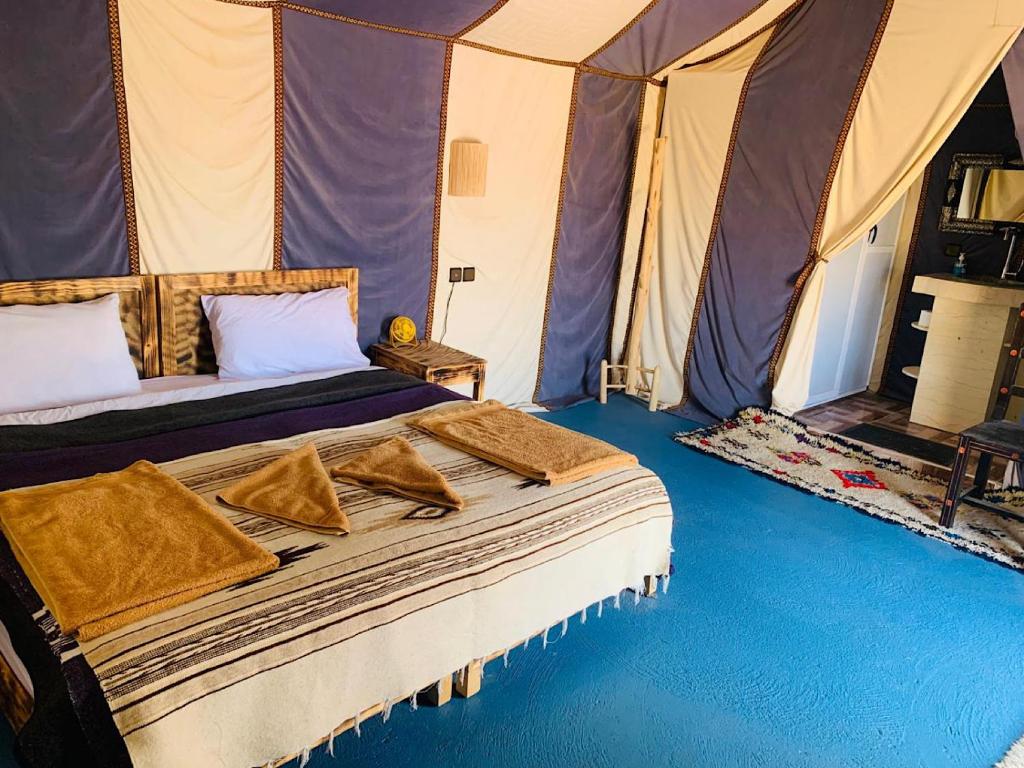 Postel nebo postele na pokoji v ubytování Merzouga Guest Camp