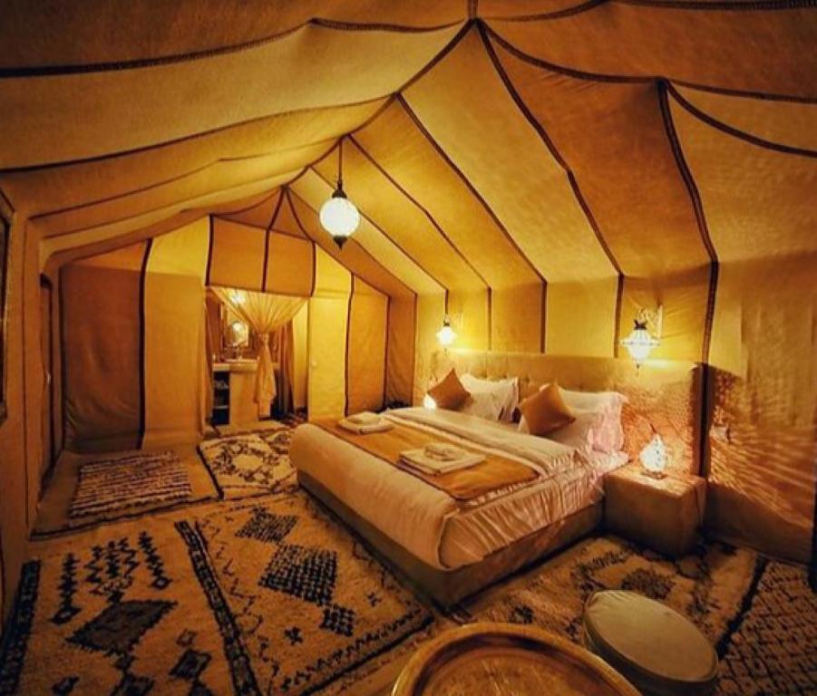 Postel nebo postele na pokoji v ubytování Merzouga Guest Camp