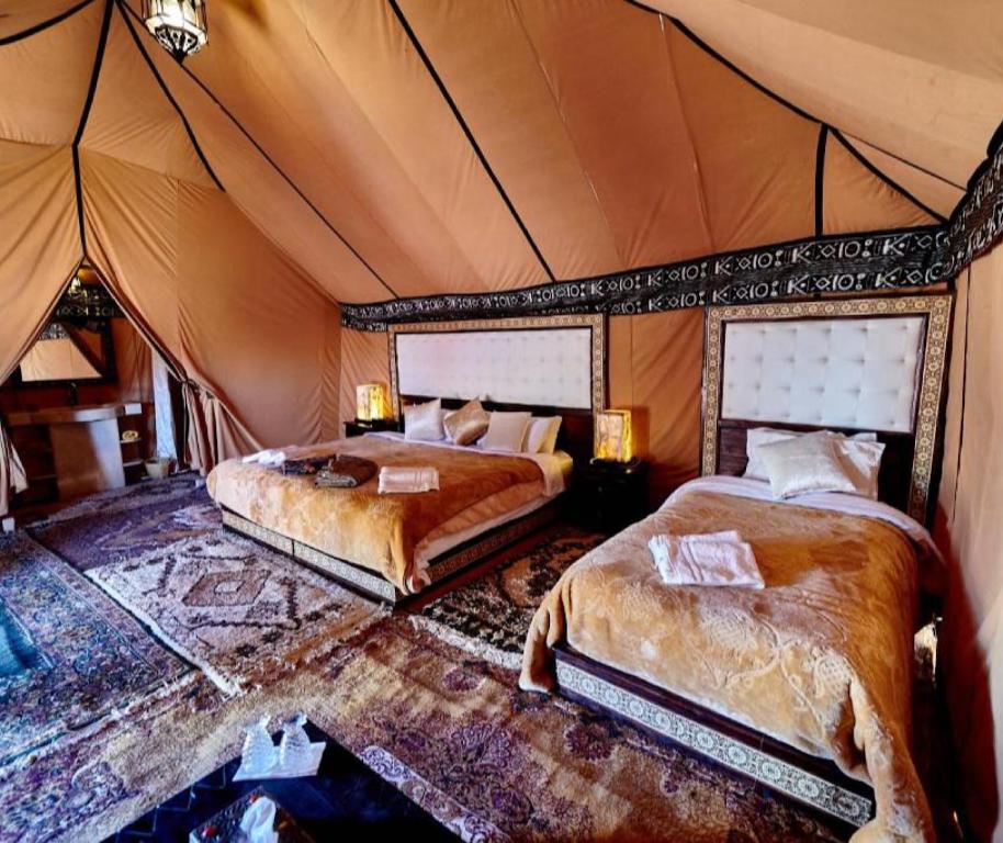 Postel nebo postele na pokoji v ubytování Merzouga Guest Camp