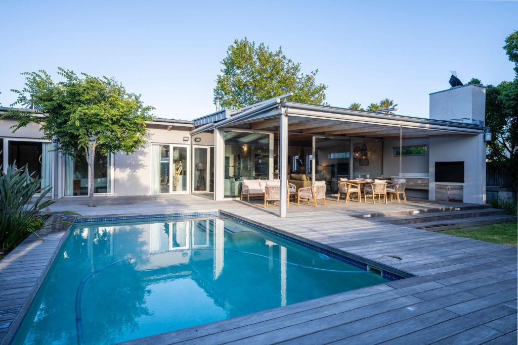 ein Haus mit Swimmingpool und Terrasse in der Unterkunft Luxurious villa with the best facilities at the foot of the Constantia Valley in Doordrift