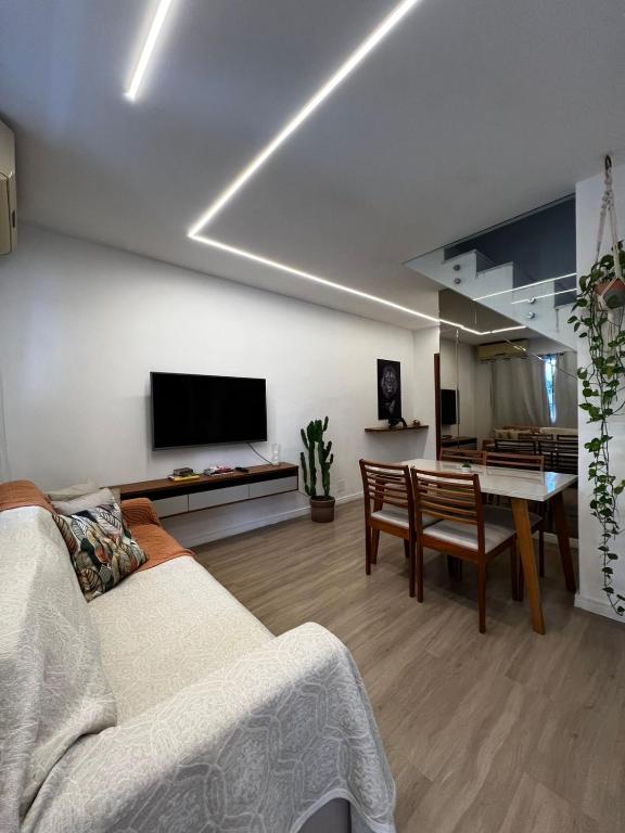 Televisyen dan/atau pusat hiburan di Casa completa aconchegante em Jardim Primavera
