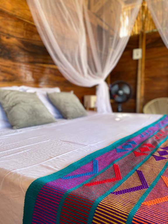 Postel nebo postele na pokoji v ubytování Palaa Mayapo Ecolodge