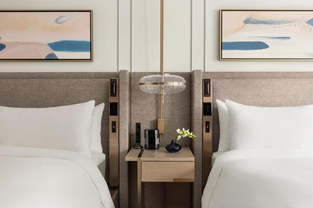 Fairmont Château Lake Louise - 豪华皇后室，有两个大号床和湖景