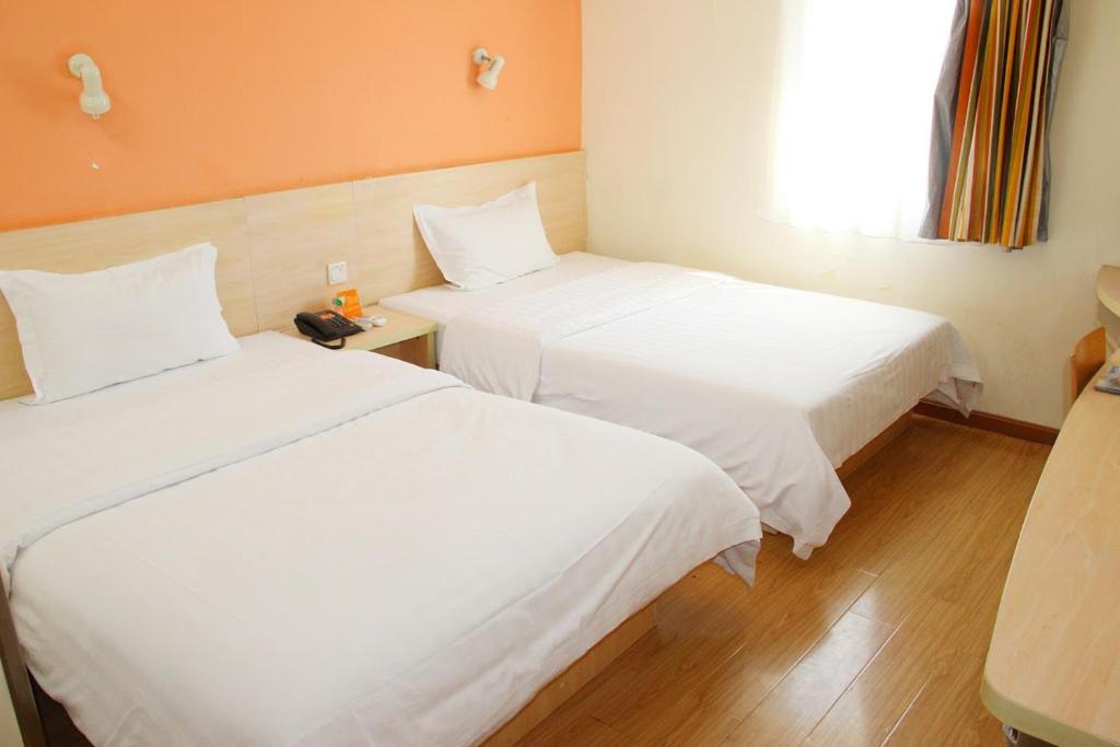 7Days Inn Nanjing Xinjiekou Shanghai Road Subway Stationにあるベッド