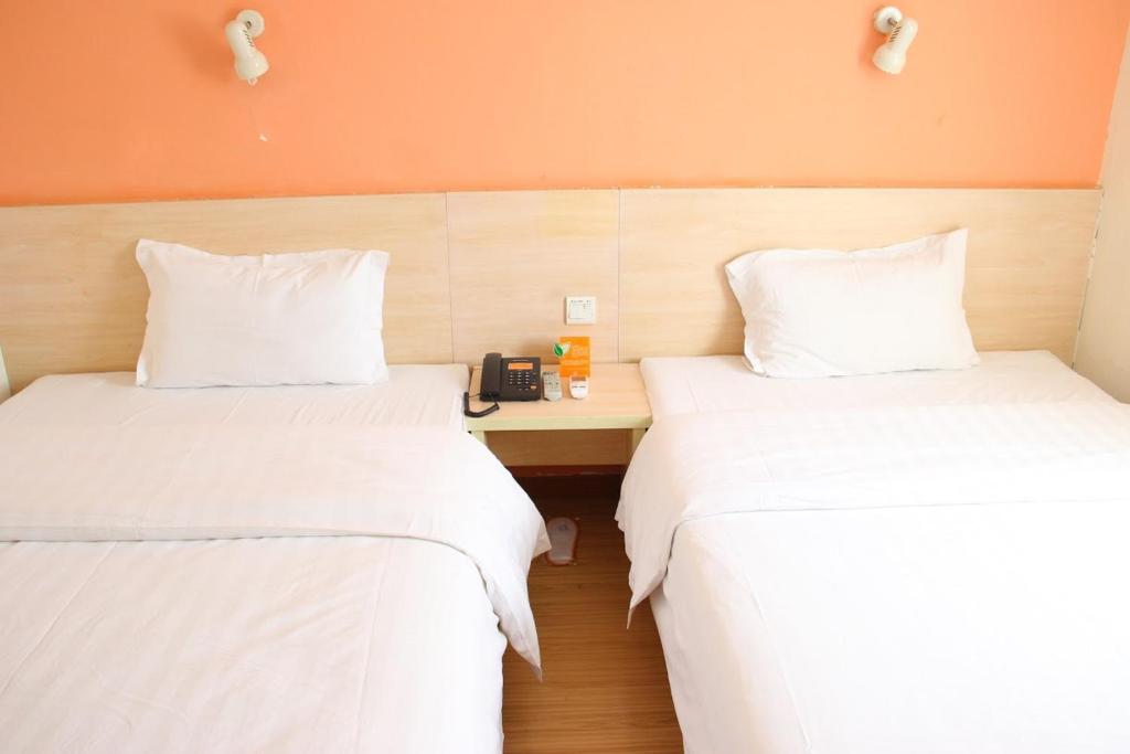 7Days Inn Nanjing Xinjiekou Shanghai Road Subway Stationにあるベッド