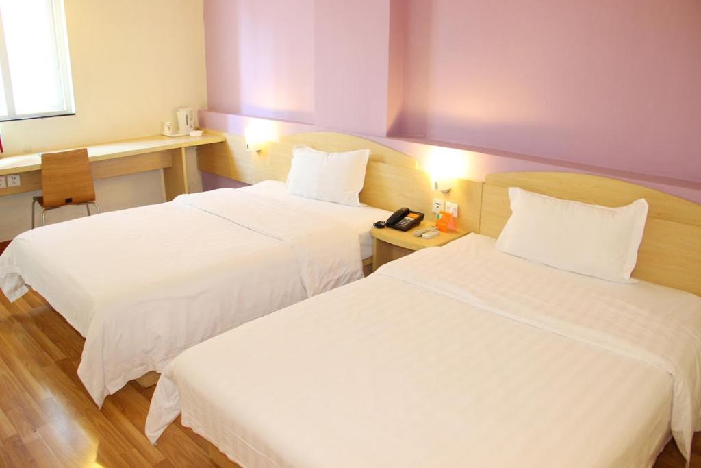 7Days Inn Nanjing Xinjiekou Shanghai Road Subway Stationにあるベッド