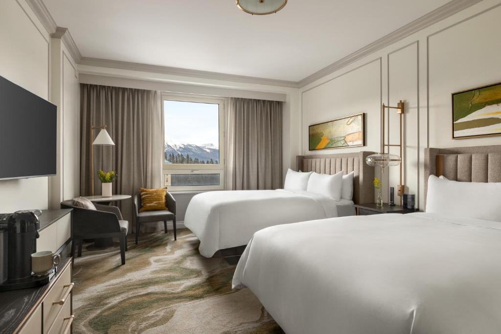 Fairmont Château Lake Louise - Fairmont皇后区，有两个大号床和山景