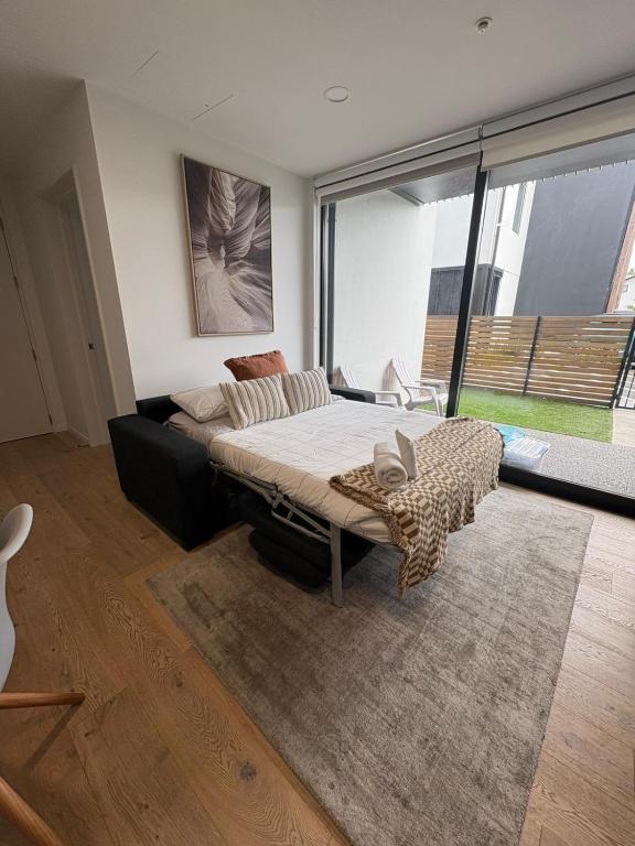 Unbeatable Central City Location 2 bed Single lvl - Resim 38