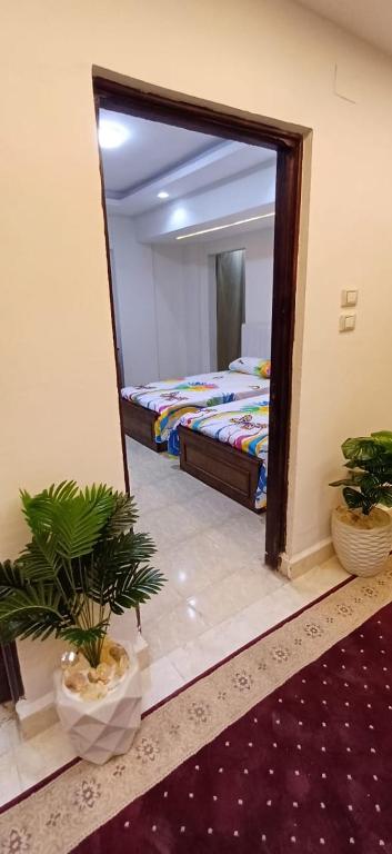 Postel nebo postele na pokoji v ubytování فندق الحسين ElHOSSIN HOTEL
