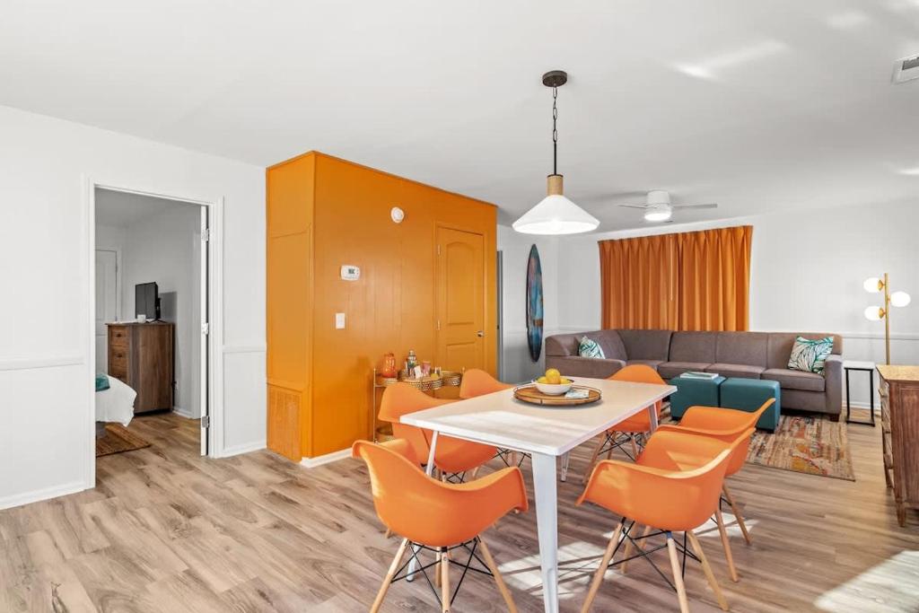 Χώρος καθιστικού στο Beach Nest 2 Stylish Condo 2 Min Walk to Beach