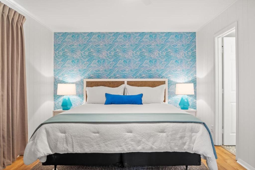 Ένα ή περισσότερα κρεβάτια σε δωμάτιο στο Beach Nest 3 Stylish Condo 2Min Walk to Beach