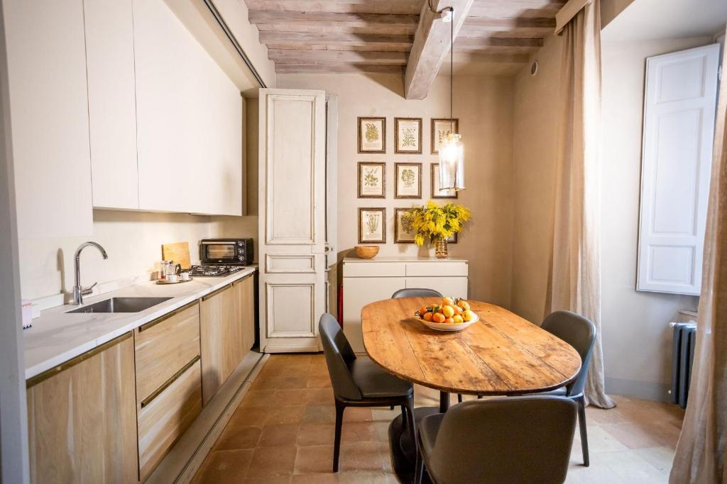 Kuchyňa alebo kuchynka v ubytovaní Stylish apartment in the historic center of Cortona