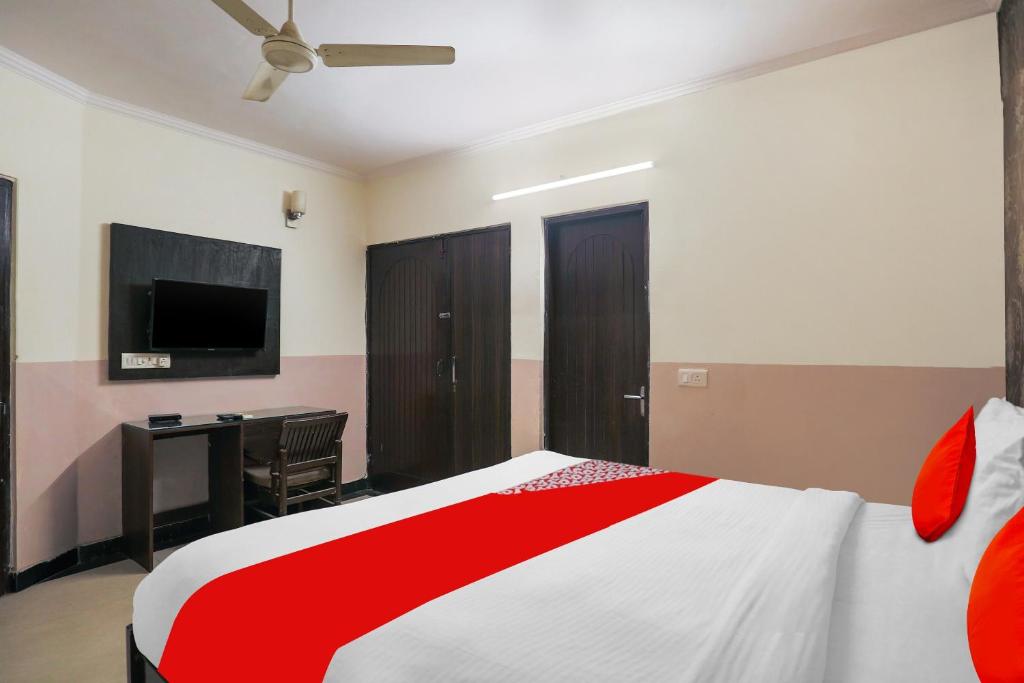 Postel nebo postele na pokoji v ubytování Hotel O Royal Galaxy