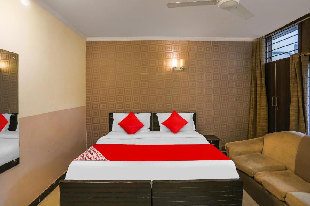 Postel nebo postele na pokoji v ubytování Hotel O Royal Galaxy