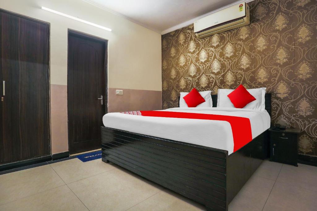 Postel nebo postele na pokoji v ubytování Hotel O Royal Galaxy