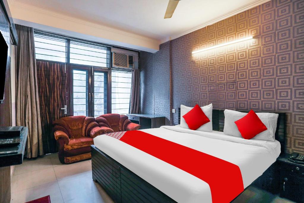 Postel nebo postele na pokoji v ubytování Hotel O Royal Galaxy