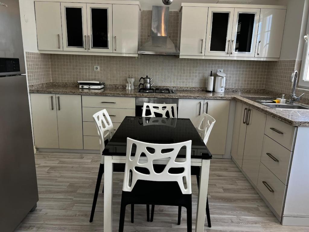 لابی و فضای عمومی Entire Apartment in Residential Compound with Great Location - تصویر ۵