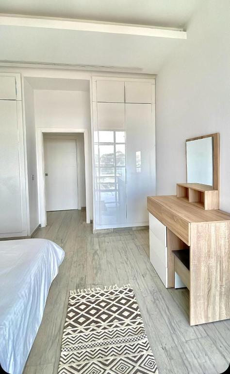 Postel nebo postele na pokoji v ubytování Penthouse Hôtholrie vue mer avec piscine A Gammarth Touristique