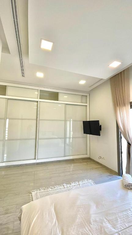 TV a/nebo společenská místnost v ubytování Penthouse Hôtholrie vue mer avec piscine A Gammarth Touristique