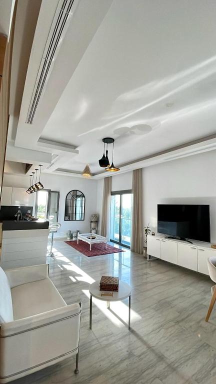 TV a/nebo společenská místnost v ubytování Penthouse Hôtholrie vue mer avec piscine A Gammarth Touristique