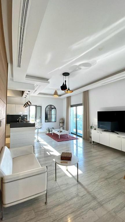 TV a/nebo společenská místnost v ubytování Penthouse Hôtholrie vue mer avec piscine A Gammarth Touristique