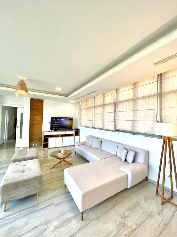 TV a/nebo společenská místnost v ubytování Penthouse Hôtholrie vue mer avec piscine A Gammarth Touristique