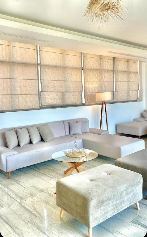 Posezení v ubytování Penthouse Hôtholrie vue mer avec piscine A Gammarth Touristique
