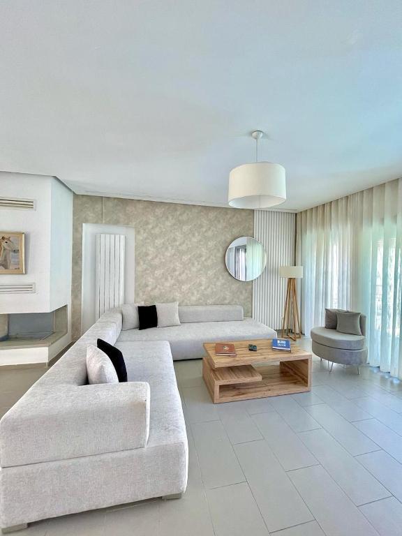 Postel nebo postele na pokoji v ubytování Penthouse Hôtholrie vue mer avec piscine A Gammarth Touristique