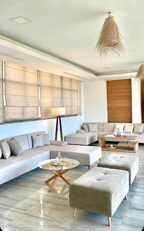 Posezení v ubytování Penthouse Hôtholrie vue mer avec piscine A Gammarth Touristique