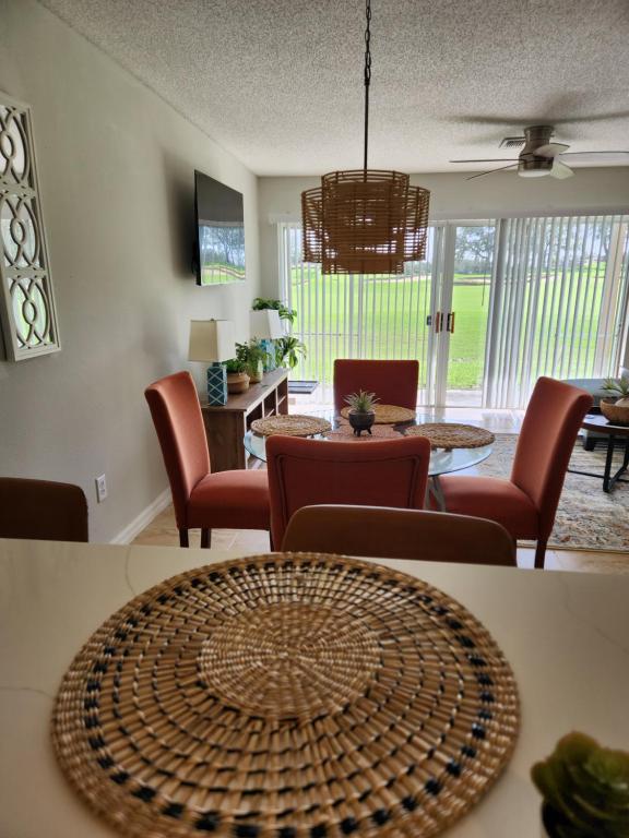 a living room with a table and chairs and a dining room at D&T Flamingo Paradise in Haines City
