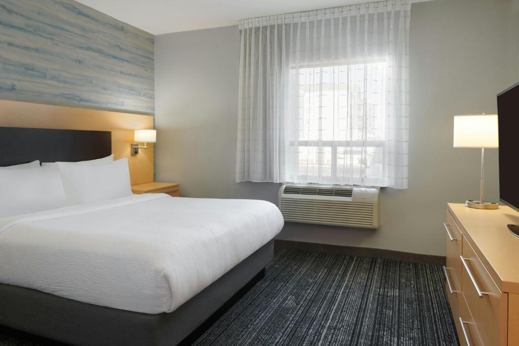 Postel nebo postele na pokoji v ubytování TownePlace Suites by Marriott London